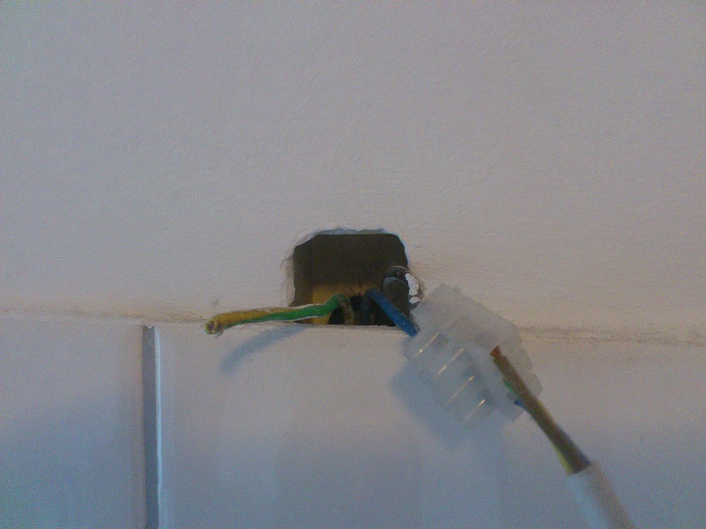 Bad - Kabel aus Wand (Steckdose?) - diesteckdose.net